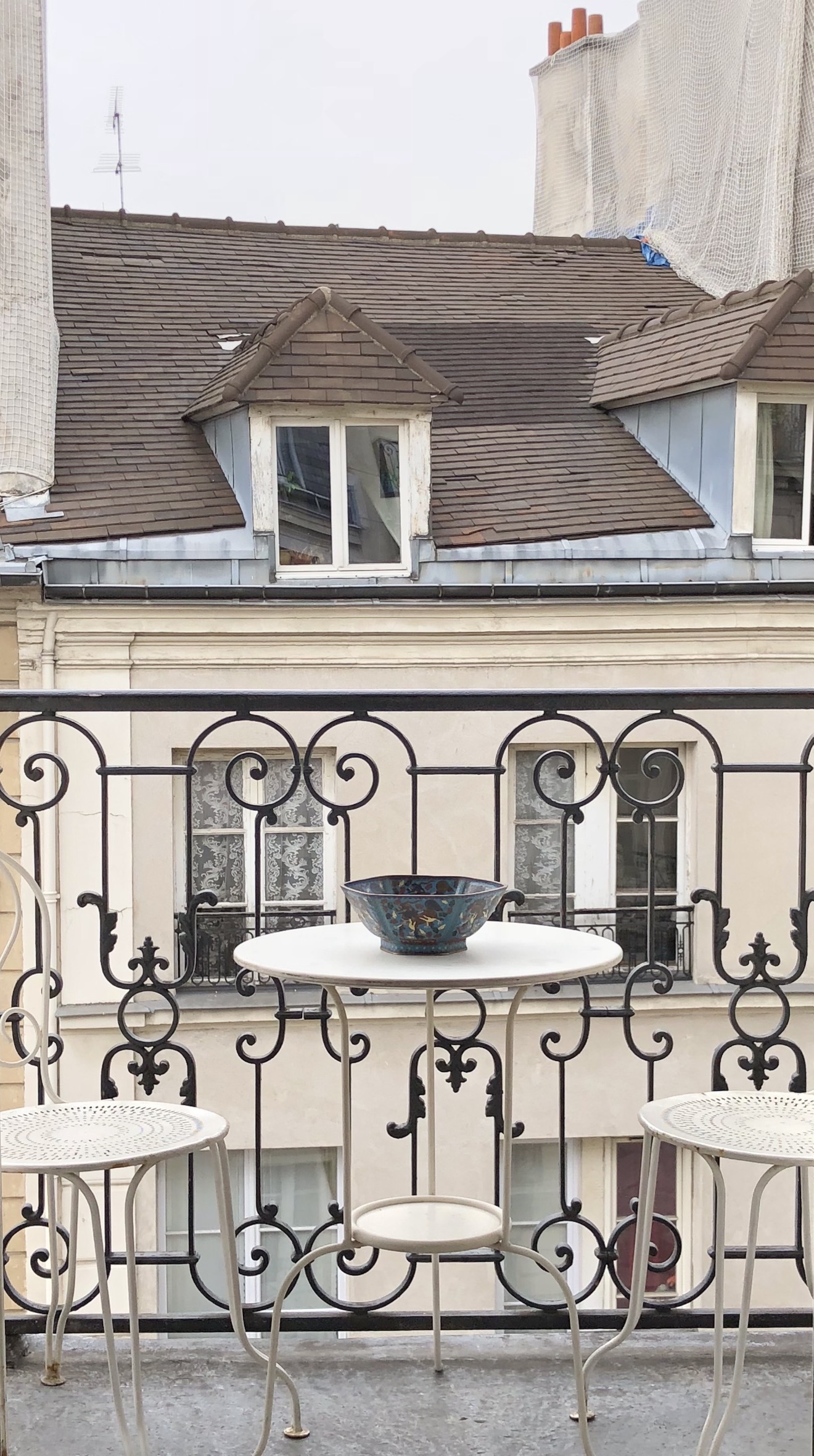 Mesa y sillas en un balcón parisino