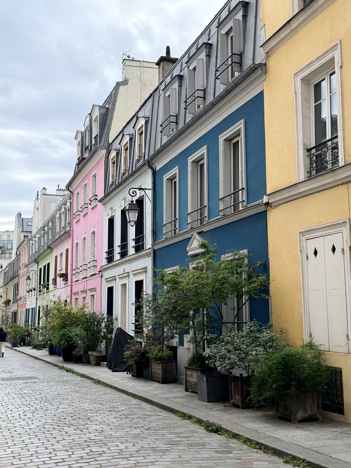 Fachadas de colores en una calle parisina