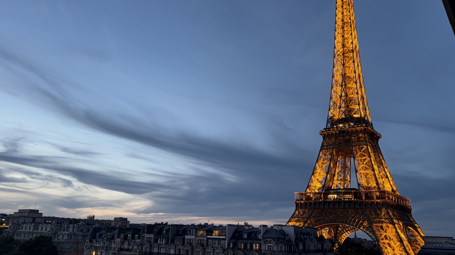 Torre Eiffel iluminada al caer la noche