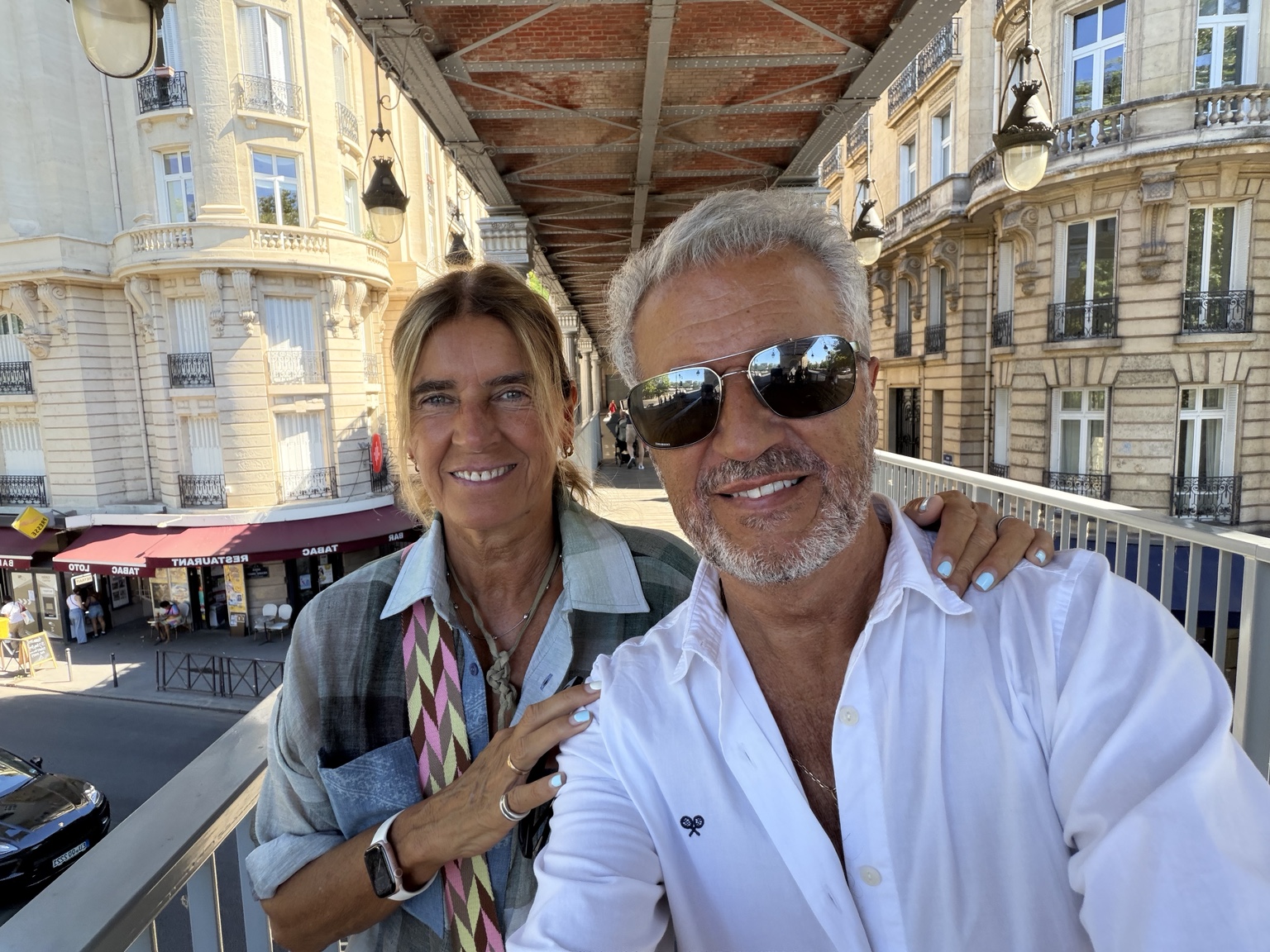 Recuerdo compartido bajo el puente Bir-Hakeim