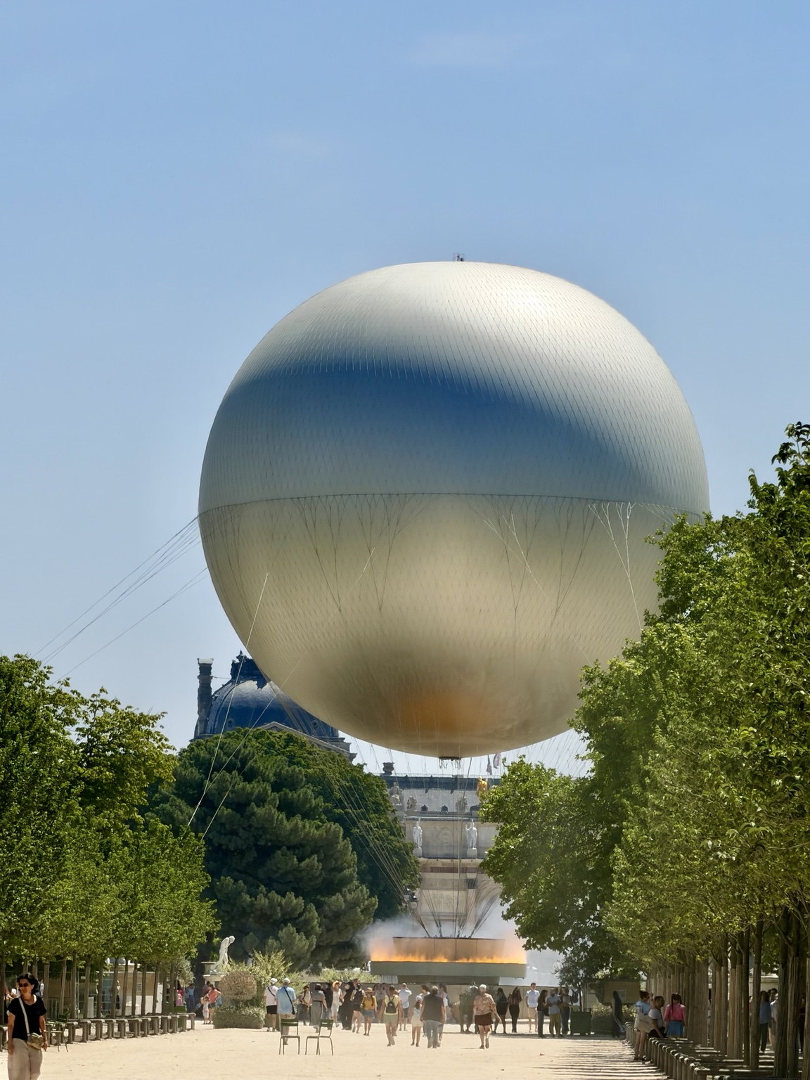 Globo sobre los jardines de París